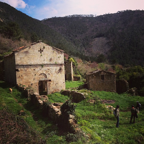 Escursione a Mirteto e alla Valle delle Fonti - pieve chiesa - vadoevedo trekking iterrcost toscana romanico