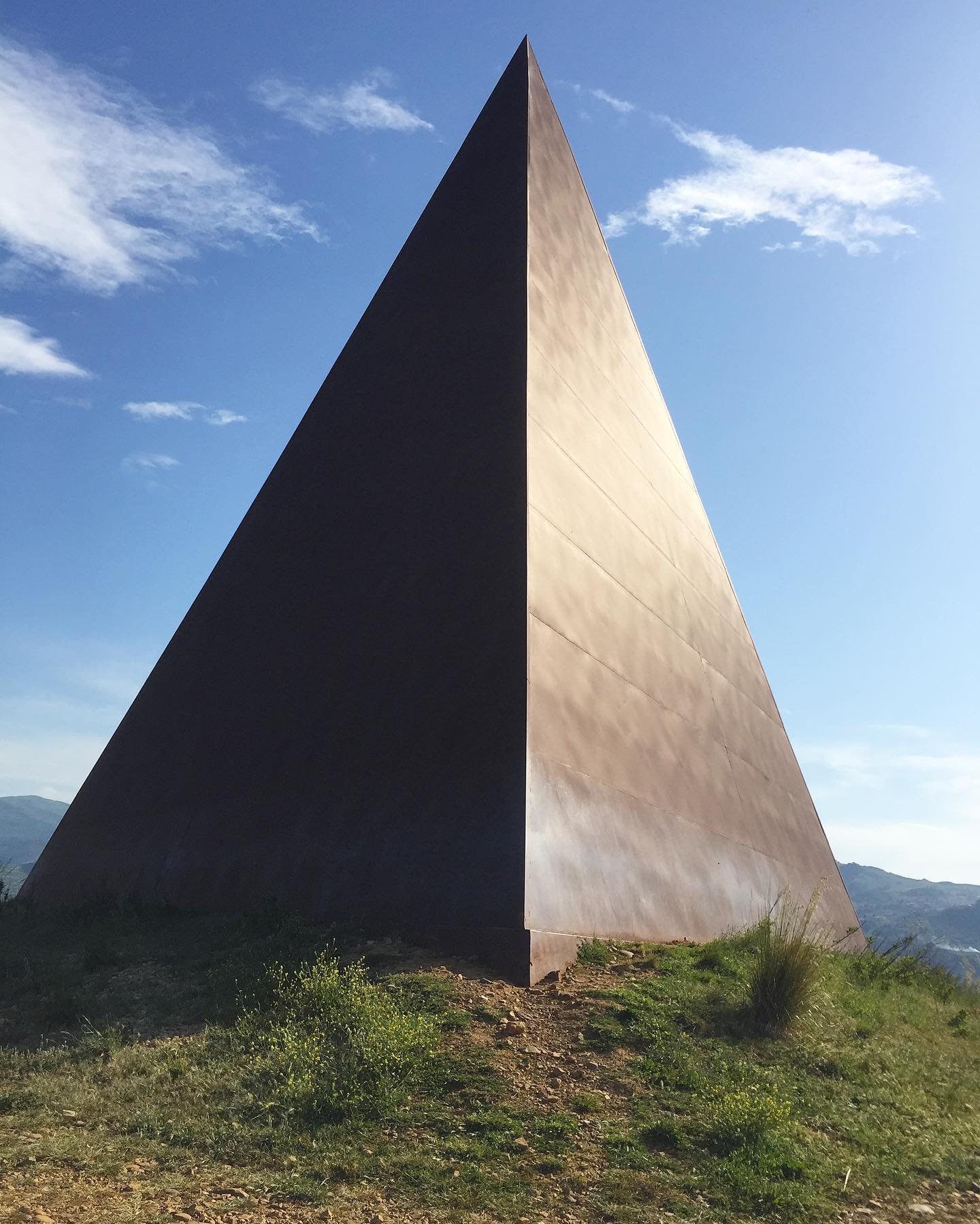 La Piramide della luce a Fiumara d’arte