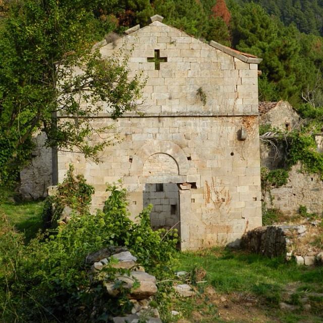Escursione a Mirteto e alla Valle delle Fonti - chiesa - vadoevedo trekking iterrcost toscana romanico