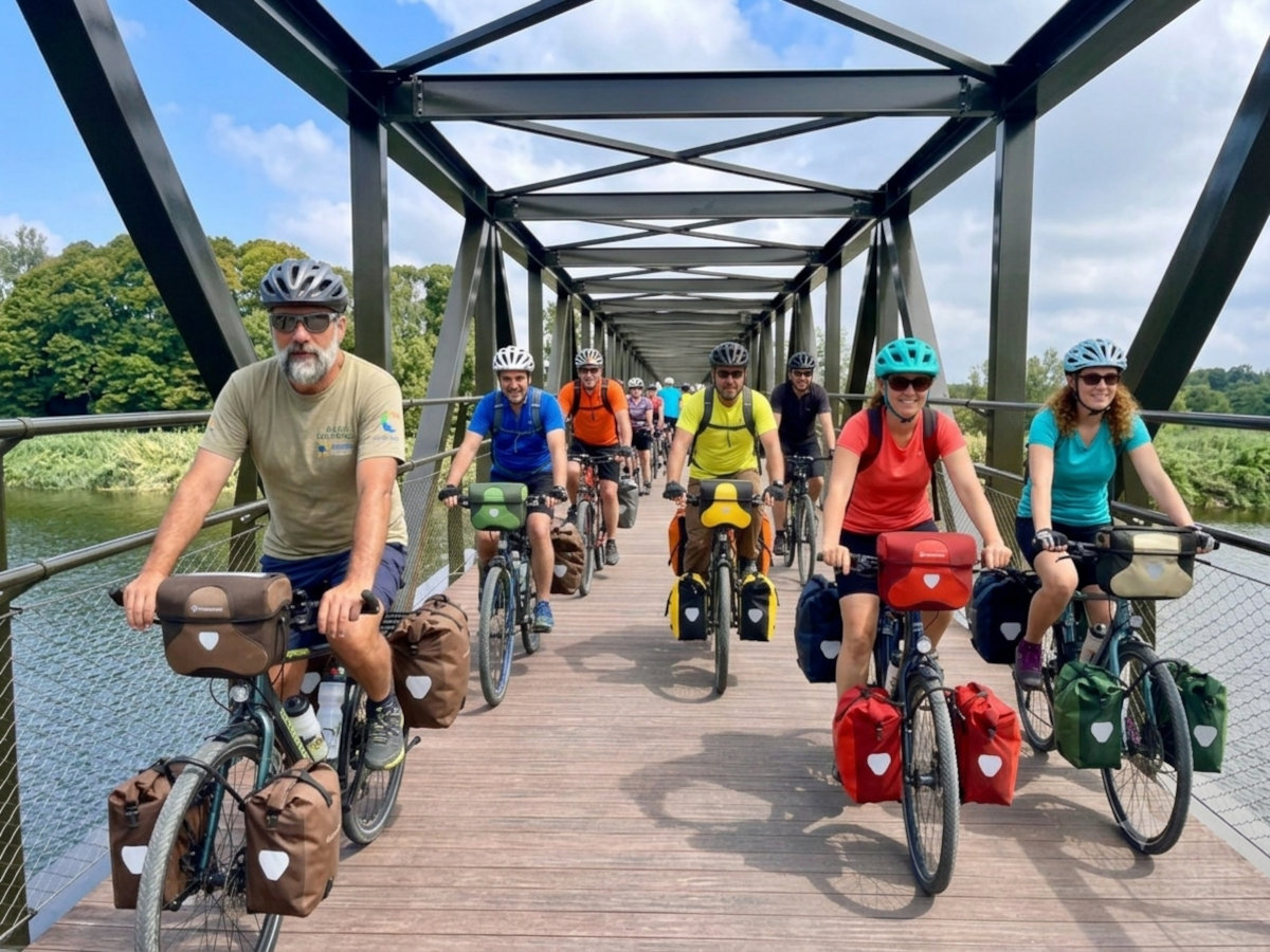 Gruppo in bicicletta sulla passerella ciclopedonale tra San Piero a Grado e San Rossore